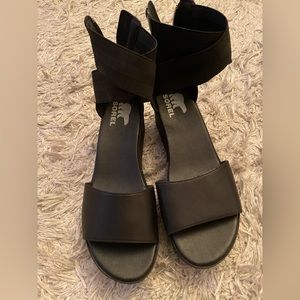 Sorel women’s flat form wedge sandal NEW - without box - never worn, size 9.5